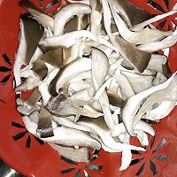 蘑菇炒鸡蛋的做法图解1