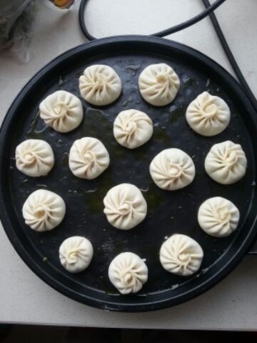 面块擀成饺子皮一样大的包子皮,包成小包子.