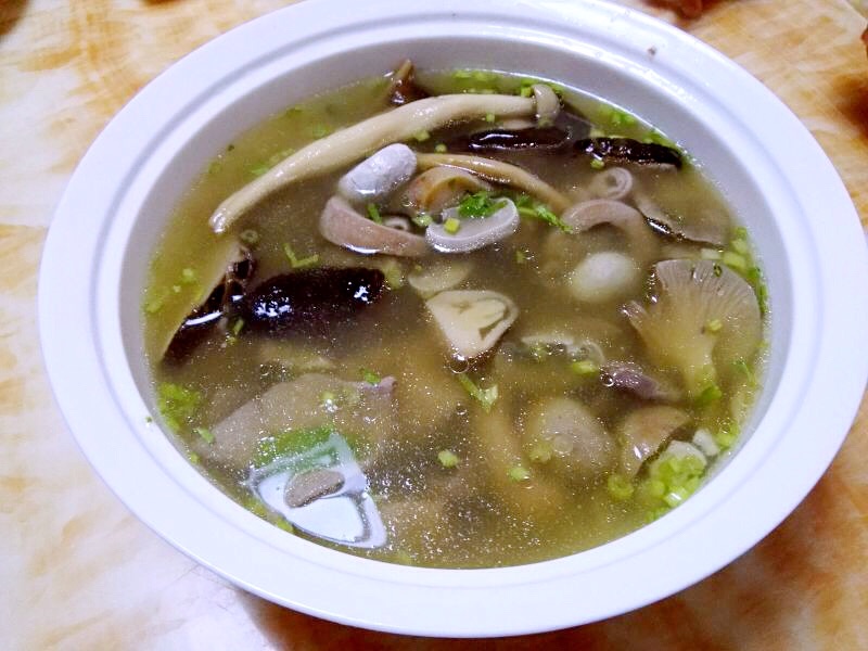 盐,姜适量 九江双蒸酒或料酒适量 生抽,花生油适量 香芹1根 猪杂鲜菌