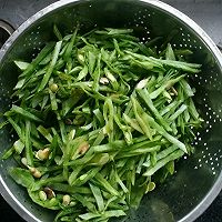 香菇扁豆炒肉丝的做法图解1