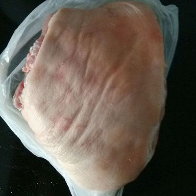 1.猪膀蹄一个洗净,洗的时候用刮一下皮,刮掉皮里的一层薄薄的糊末 .