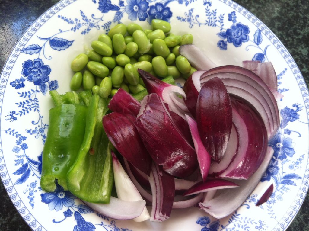 所有食材洗净整理备用,黑椒酱,鲍鱼汁,酱油,鸡粉加水和一点芡粉调成