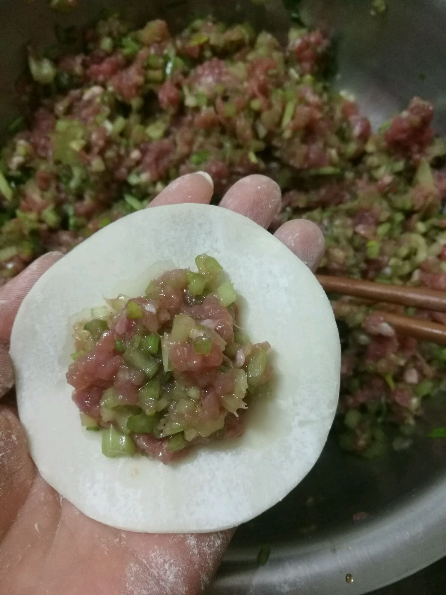 芹菜猪肉水饺怎么做_芹菜猪肉水饺的做法视频_豆果美食