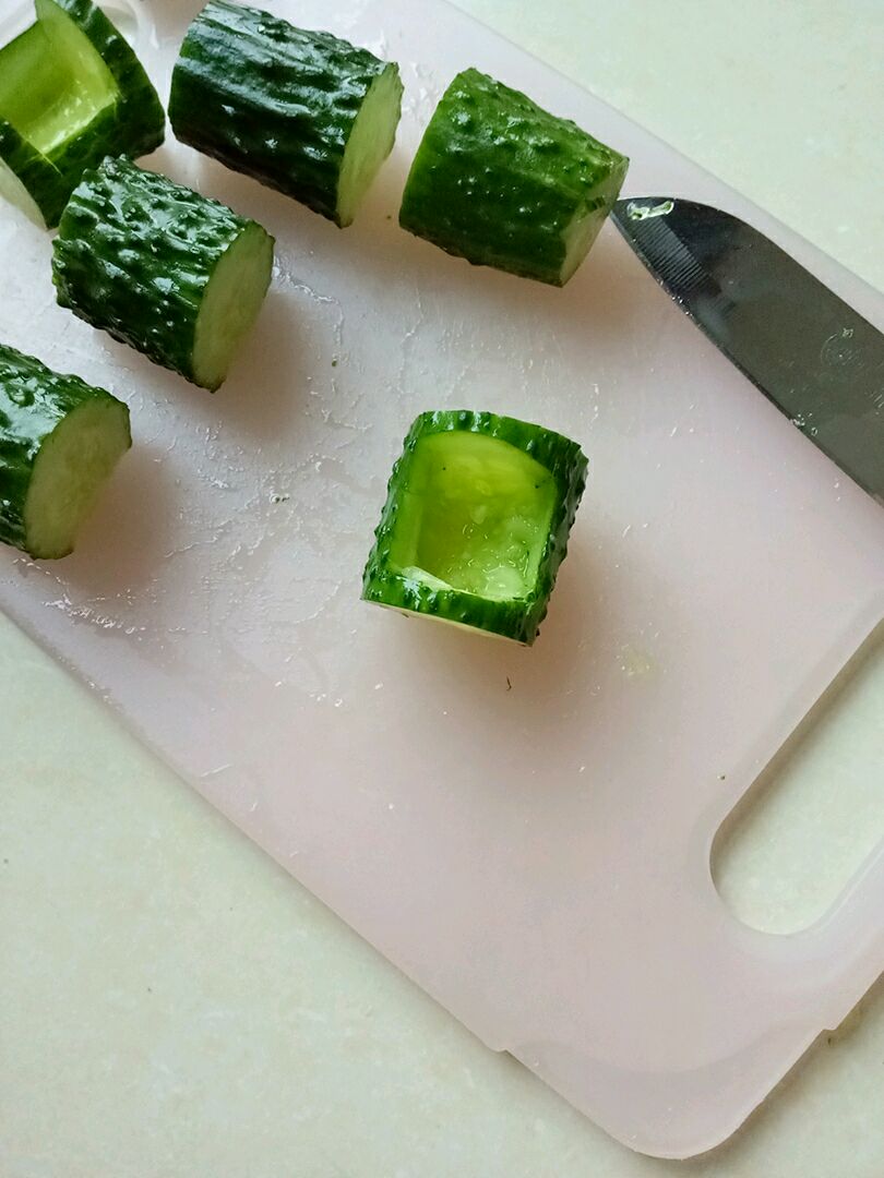 蔬菜水果沙拉#丘比轻食厨艺大赛#的做法步骤 黄瓜洗净去头去尾,切成小