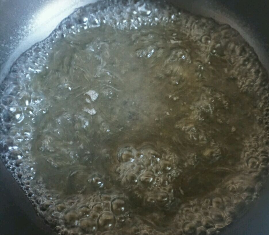红薯粉条放入沸水中,煮约8分钟至无硬芯后捞出.