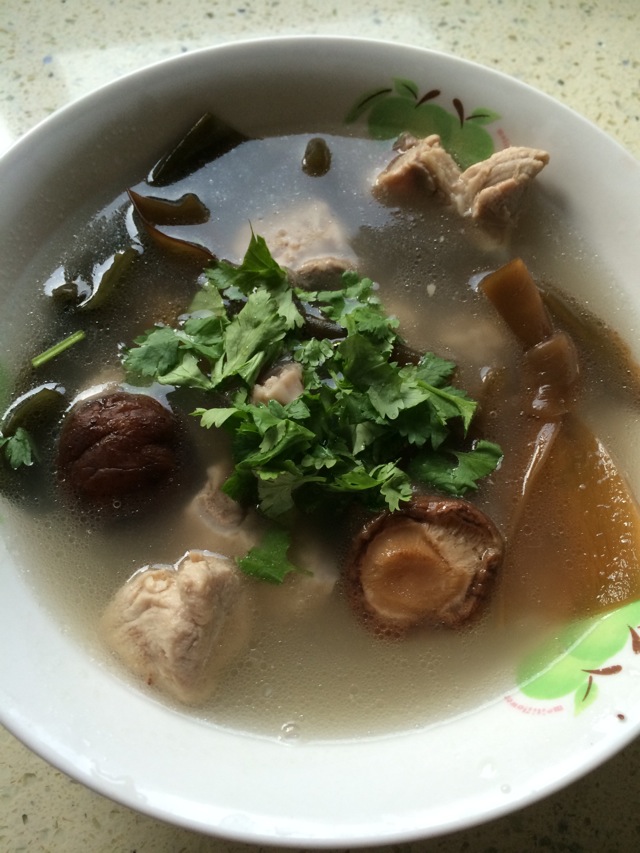 香菇海带排骨汤小炒肉用的是绫香猪肉图片