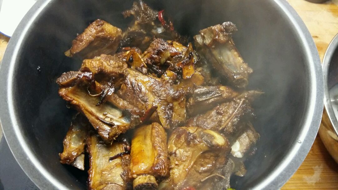 今天做饭晚,所以改成用电压力锅炖.