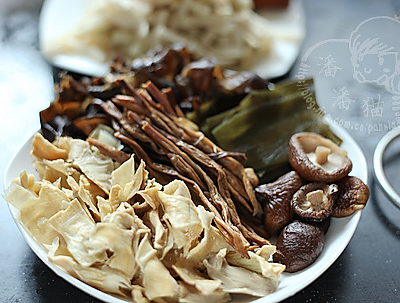 泡发并污染好的香菇,现状,黄花,笋干,食品.木耳处理的海带图片