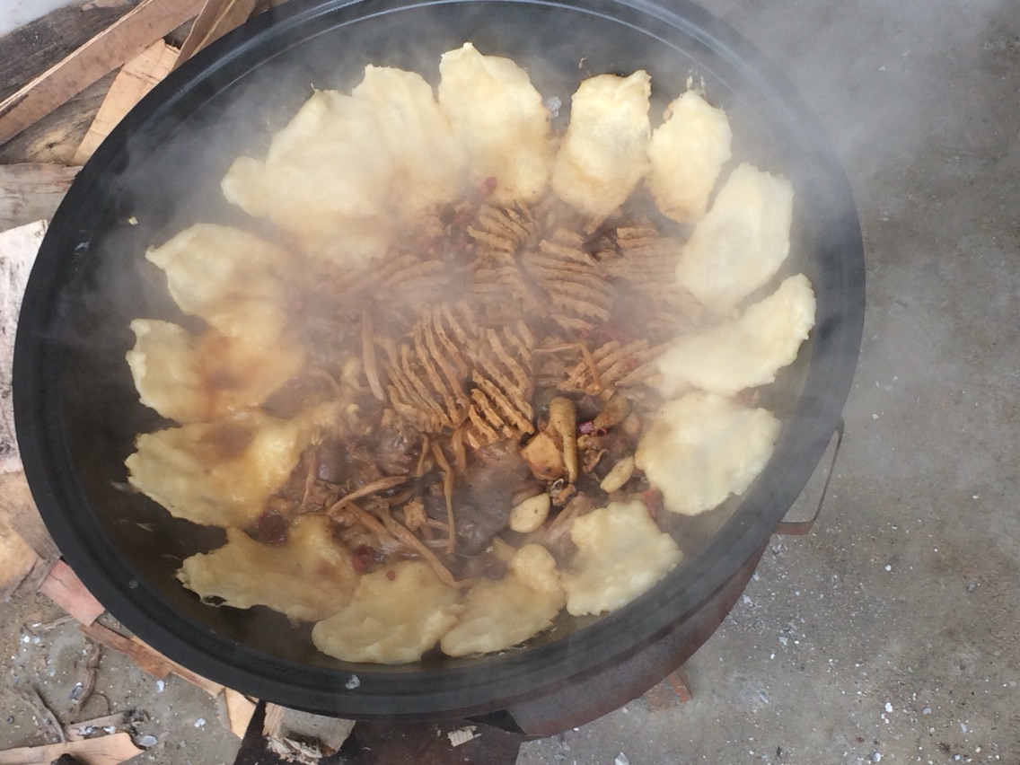 土灶炖公鸡