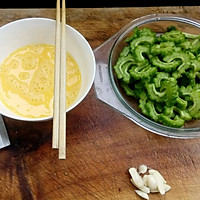 苦瓜炒鸡蛋1的做法图解2