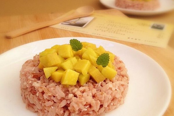 椰香芒果红米饭的做法_【图解】椰香芒果红米