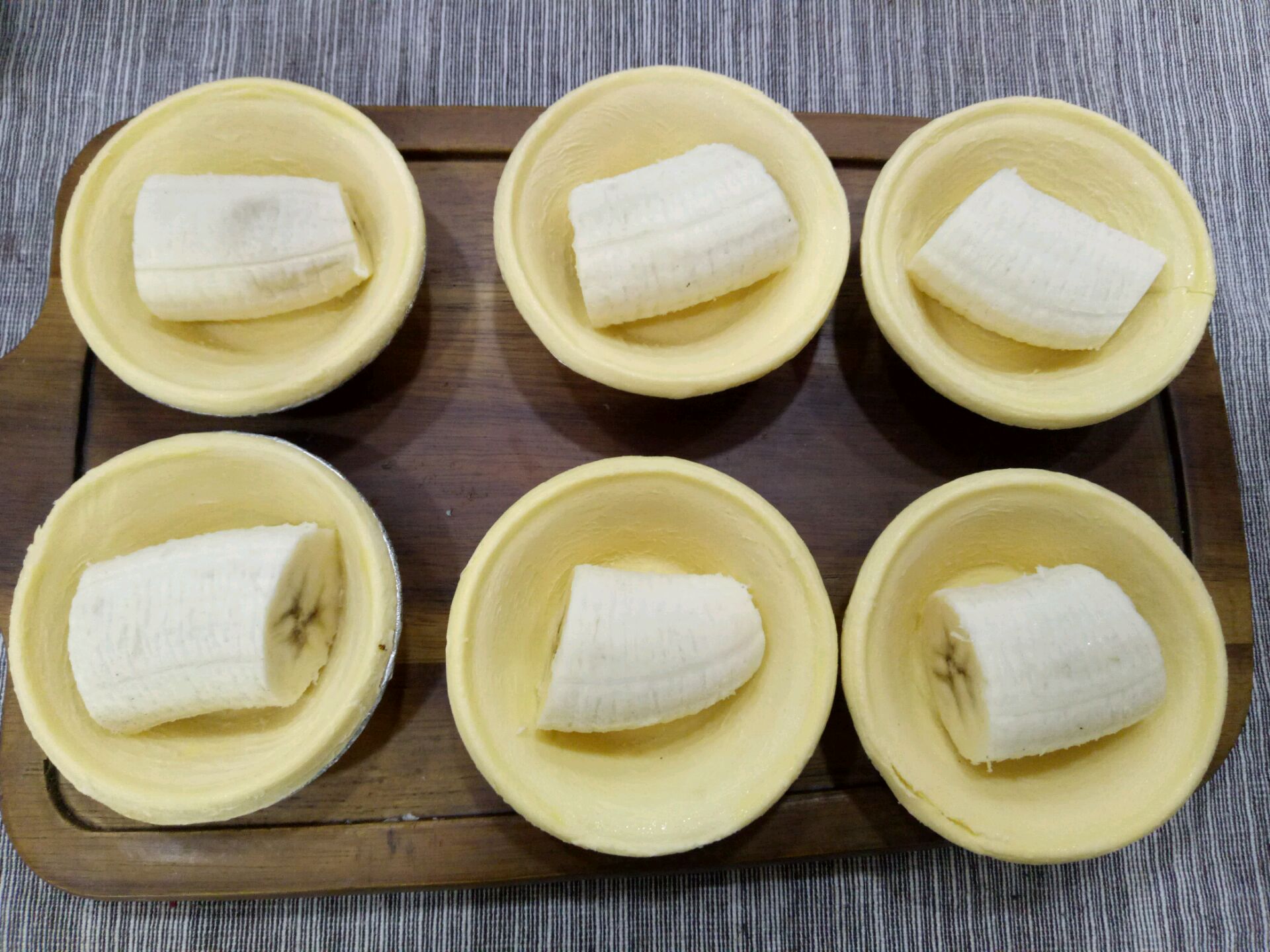 香蕉切断放进蛋挞皮里