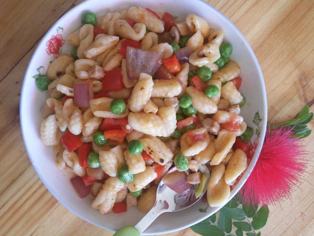 面食,做的很好吃,跟她学了几样陕西美食,唯独就这个猫耳朵面做的最好