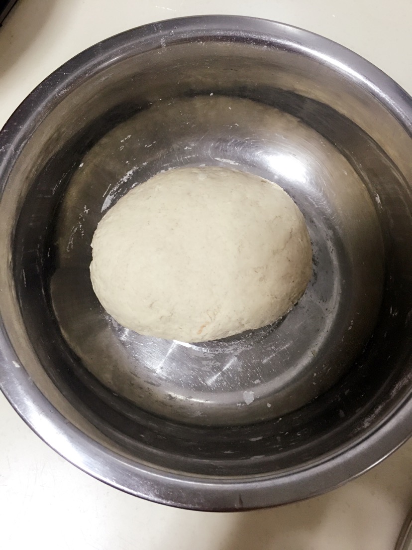 揉好面团,用保鲜膜,放置醒发至两倍大(我一般晚上和好的面,放置