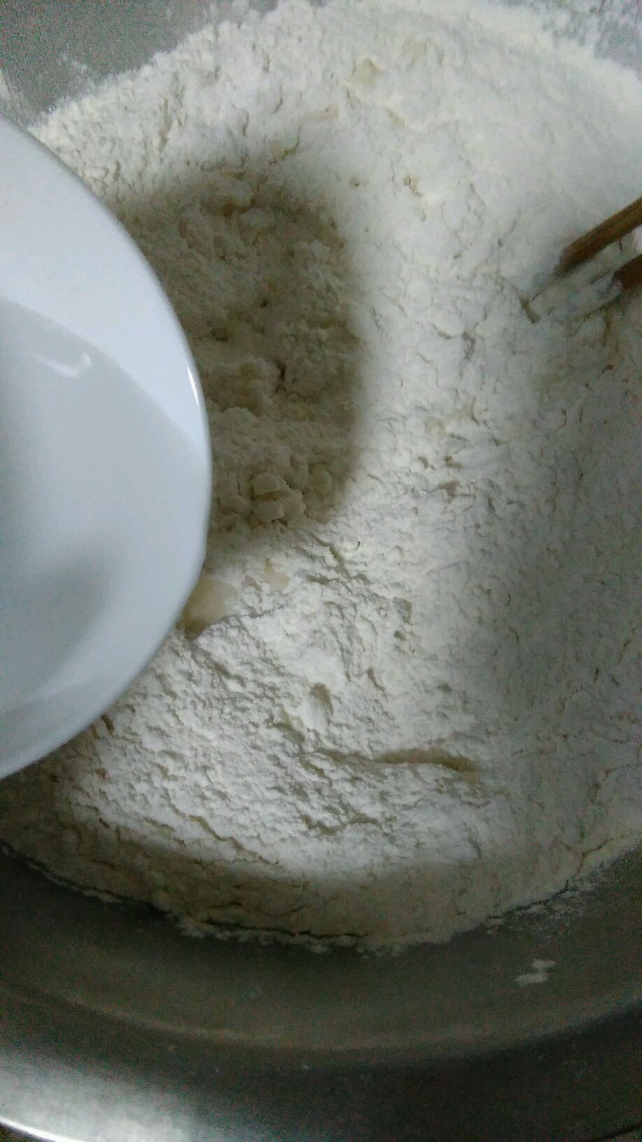 准备和面!(给面团一个醒发的时间)一边加水一边用筷子搅面!