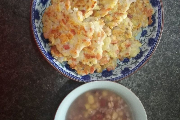 今日宝宝早餐食谱:土豆藕鸡蛋饼+杂豆粥的做法