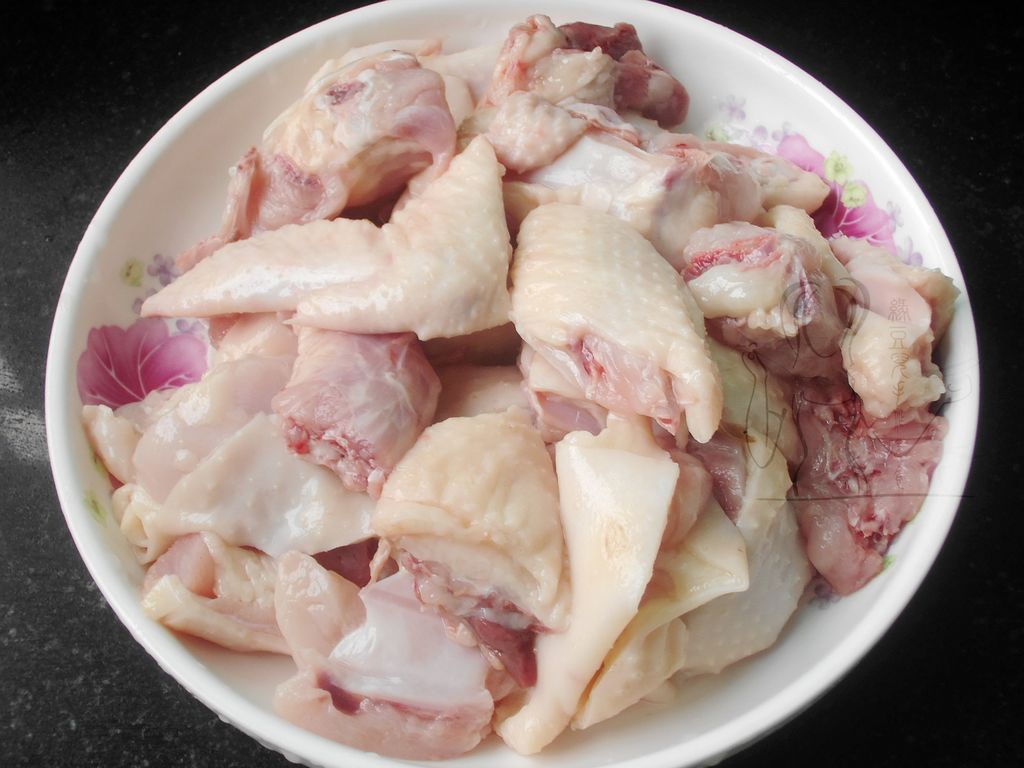 鸡肉洗净剁块后加盐,料酒拌匀腌制20种钟