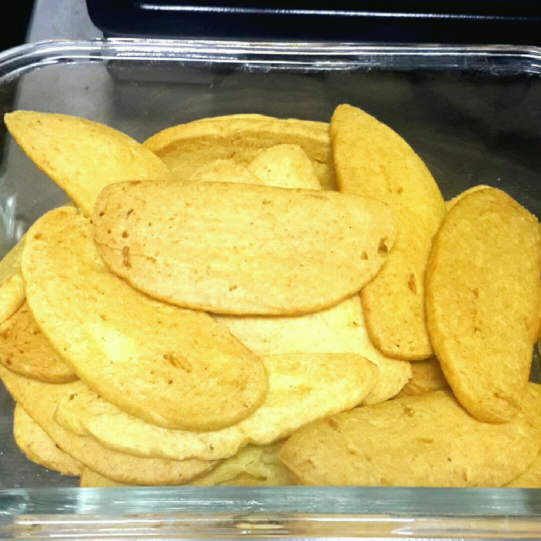 1 买了一个生榴莲,没办法,只能打成泥做甜品 2 饼干对于新手还是很友好,比什么戚风(气疯)好多了,关键点在于一定要小火慢烤,这样随便什么面团都能成饼干,而且饼干能放很久 3 没有放太多的黄油,理论上饼干里油越多越酥,然而本人不喜欢太油,顺手把不知道用来干嘛的淡奶油加入配方 4 总之,饼干嘛,怎么折腾都能成功 5 坚定了对于少油少糖的甜食追求