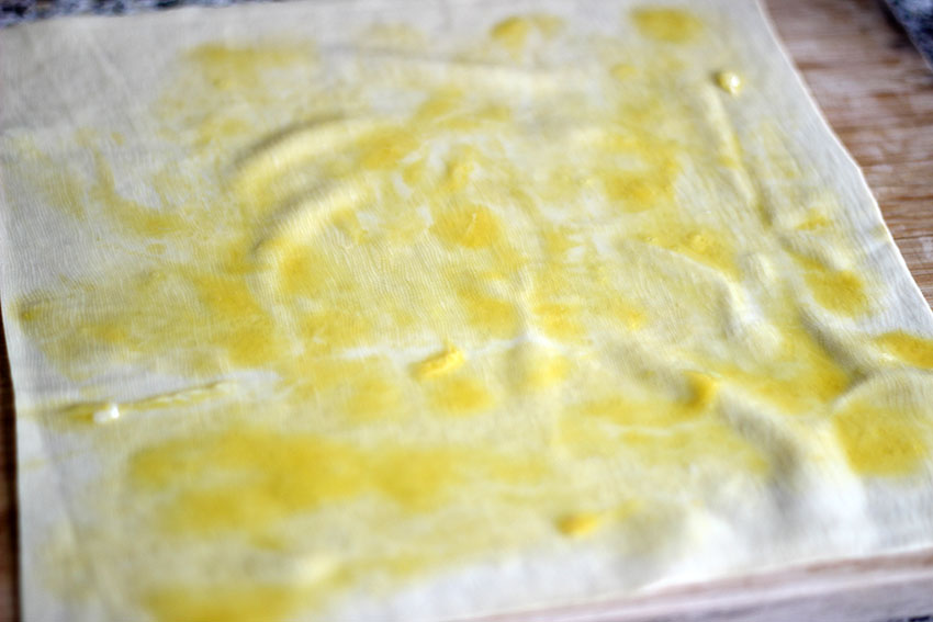 很快就要过年啦,相信大家都在为春节忙碌,筹备各种年货,制作各种美食。咱们中国人最讲究,特别是年夜饭,不仅要做的好吃,还要好看,说到菜名还要有好的寓意,这里面讲究可多了。 这道金条翡翠的做法是,用千张包裹素菜,有红色的胡萝卜,绿色的蒜苗,白色的豆芽,还有提味的榨菜和火腿肠,然后用蛋液包裹,油煎至外皮酥脆,品尝的时候可以根据喜好沾甜酱或者是辣酱来吃,怎么搭配都好好哦。摆盘的是五彩巧克力小豆豆,家里有娃的妈妈可以试试看,小朋友会很好奇,让他们猜猜,然后再品尝,不是更好玩吗?