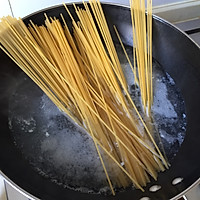 海鲜意面的做法图解1