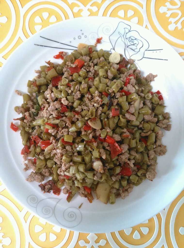 扫一扫 边看边做更方便 难度:切墩(初级) 料 五花肉馅100g 酸豆角