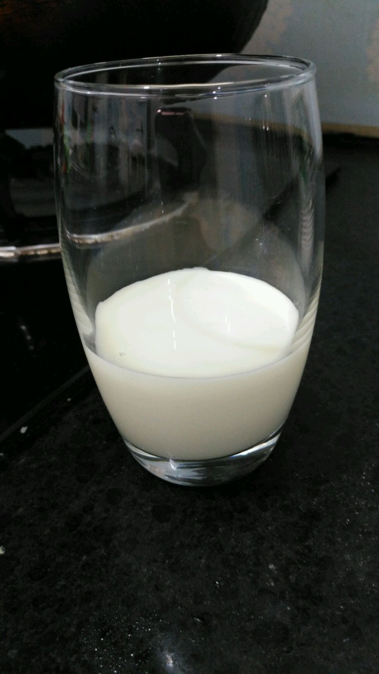 透明玻璃杯底倒上适量酸奶