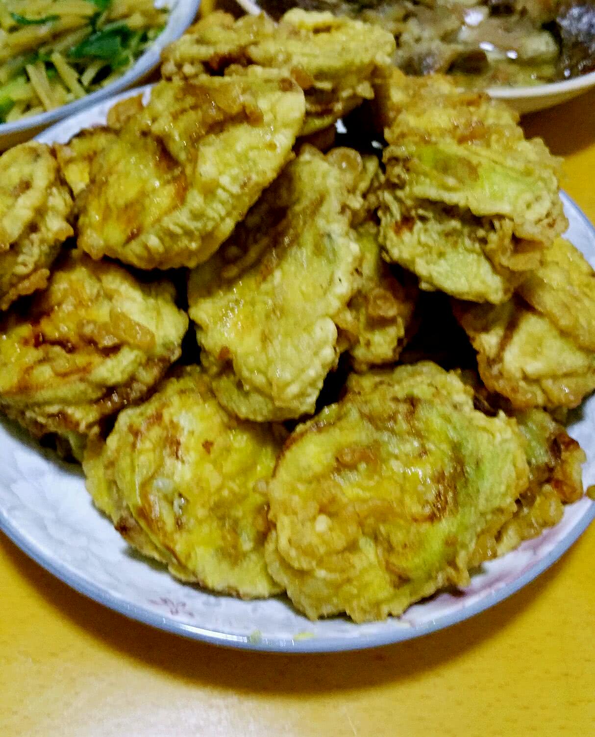 大葱切末 料酒 五香粉 生抽 姜汁 淀粉 鸡蛋1个 食盐 蒜 色拉油 炸