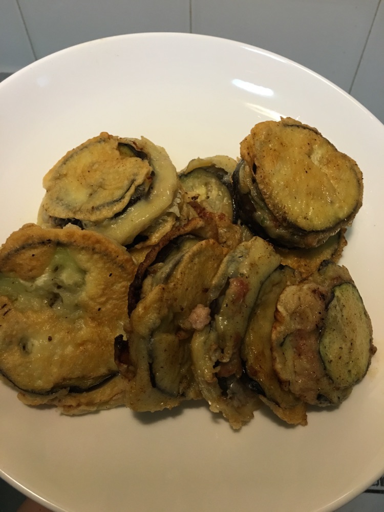 茄子洗净切片,用盐,椒粉,鸡精腌渍10分钟2.鸡蛋,面粉,淀粉和成糊.