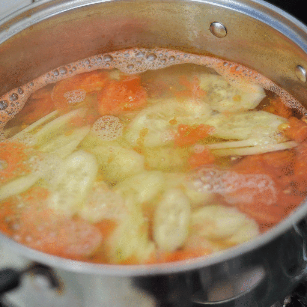 三伏天喝的冬瓜菌菇番茄汤，汤鲜好喝，酸甜开胃__财经头条