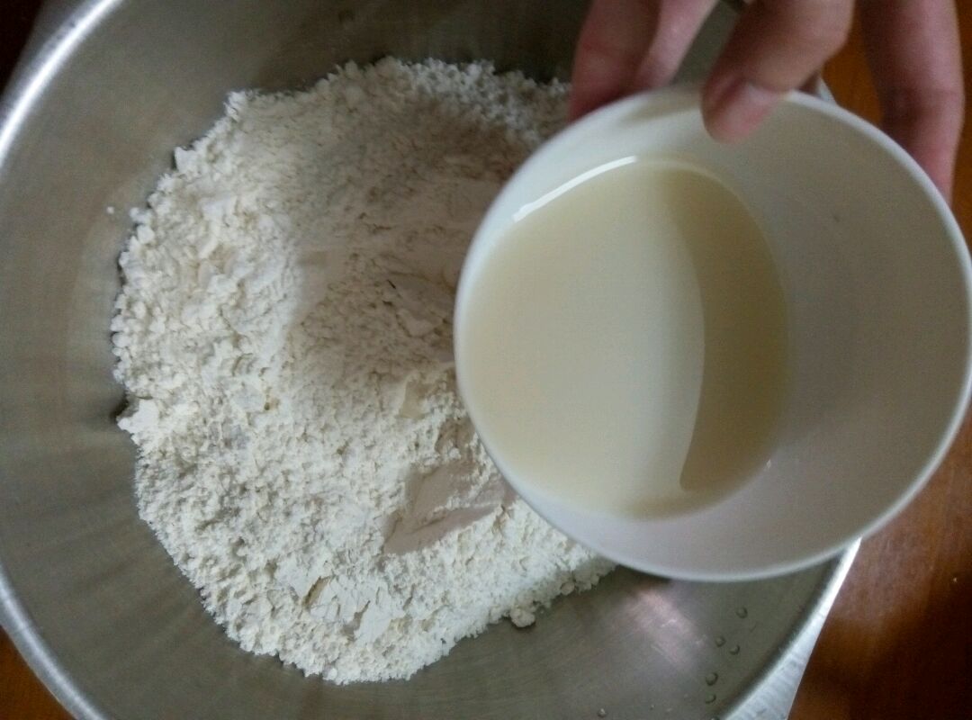 用40度左右的温水化开酵母后倒入面粉中.