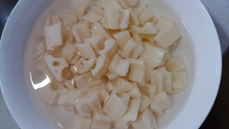 刮皮切丁,泡水把藕中的淀粉泡出来
