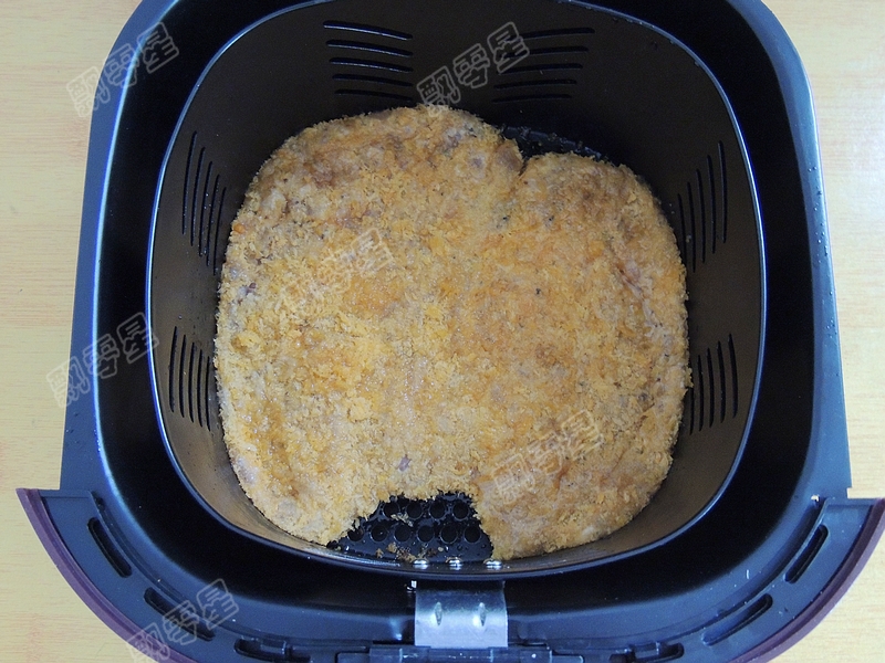 空气炸锅200度,预热五分钟,将鸡排放入炸篮内