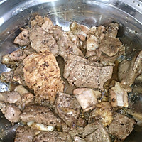五花肉炒猪肝粉肠的做法图解1