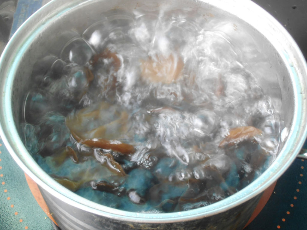 木耳入沸水中焯1分钟,捞出沥干待用