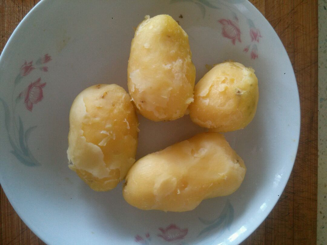 土豆入微波炉土豆程序10分钟,中间记得翻个面,翻一翻,保证成熟.