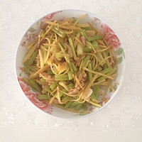 芹菜土豆丝肉丝的做法图解1