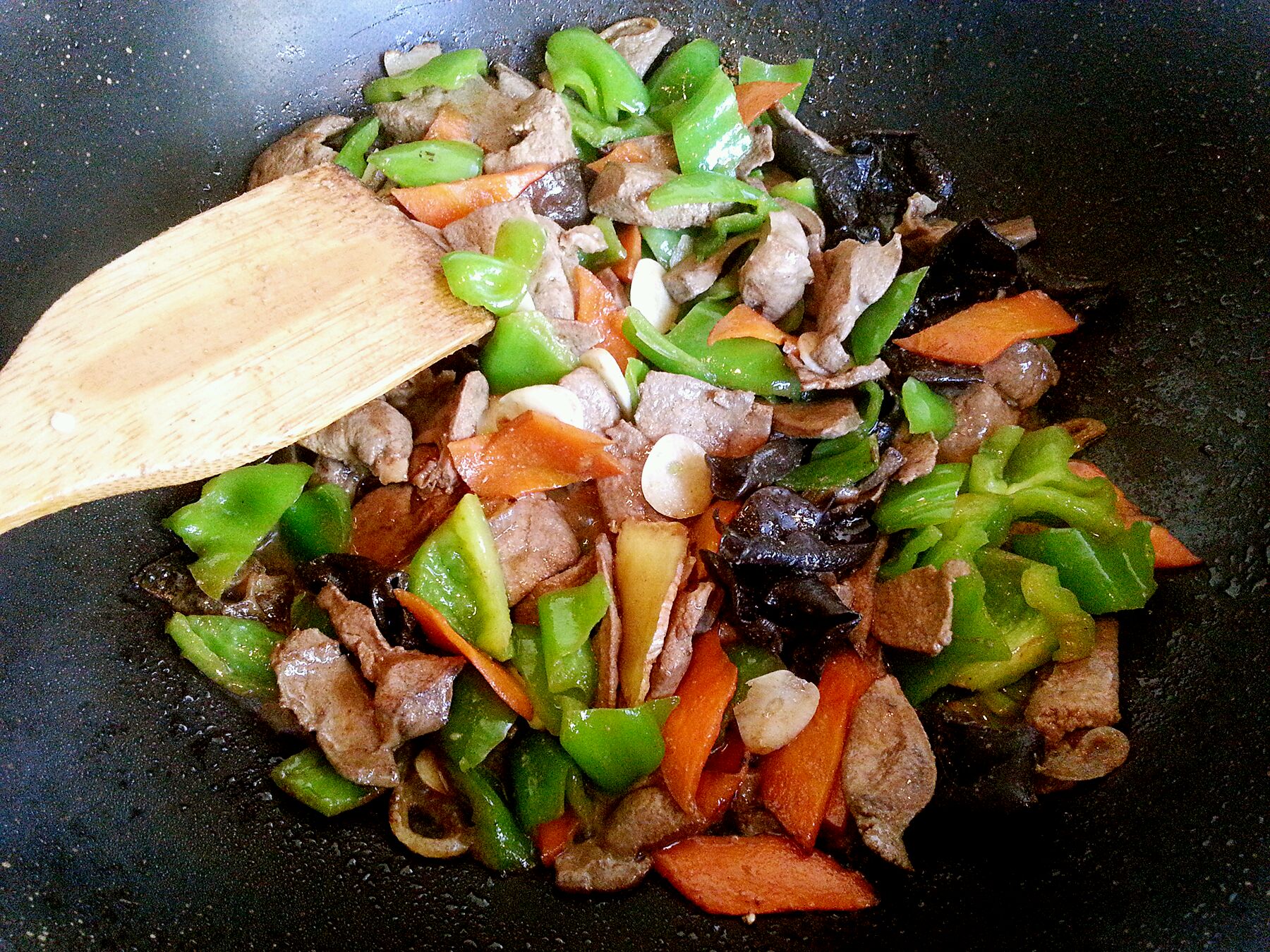 待青椒,萝卜基本炒熟时,加入蒜片,炒出蒜香.