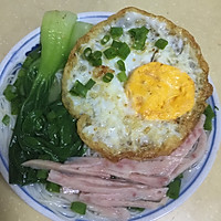 火腿肠煎蛋清汤面的做法图解1