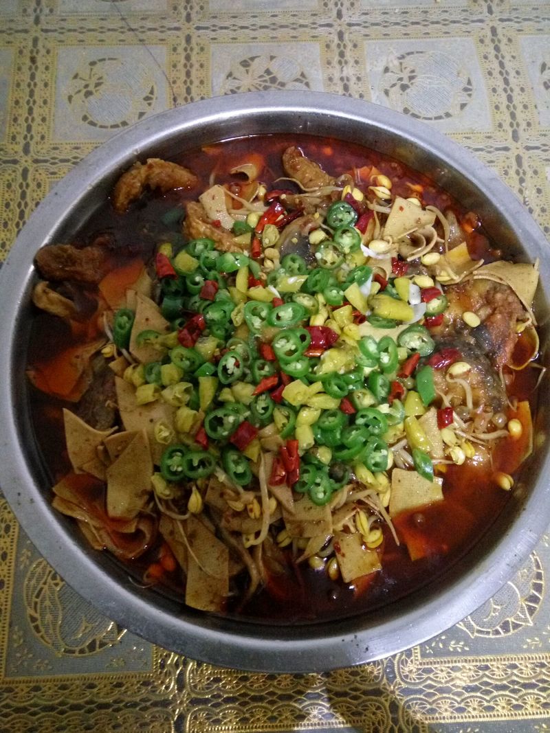 豆皮200g 黄豆芽100g 嫩芹菜50g 色拉油3斤 面粉250g 香辣鱼的做法