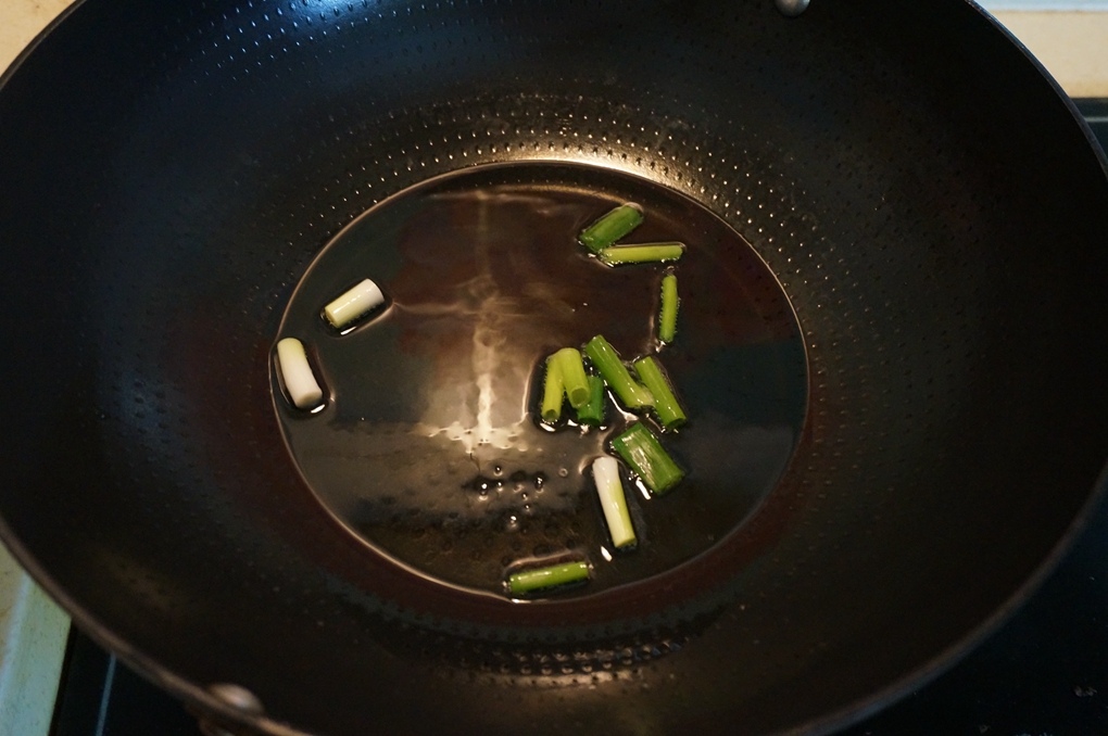 炒锅中倒少许油,撒少许葱花煸炒出香味