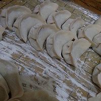 猪肉芹菜煎饺的做法图解1