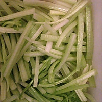 木耳芹菜炒肉的做法图解1