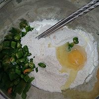 青椒鸡蛋饼的做法图解1