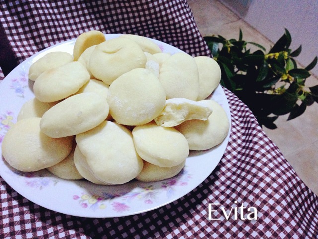 回饼是云南的传统产品之一,已有近百年的历史;回饼含葡萄糖、麦芽糖、淀粉、蛋白质等成分,营养丰富,易于消化。 云南回饼不仅风味殊异,而且来由也有奇特。50多年前,"合香楼"糕点铺的一位砚师傅把面团搓好后,发现忘了加鸡蛋,这时面团已酸,继续发酵,面要变质,不发酵又做不成面包。正在发难之时,一位名叫李清祥的师傅说:"加些小苏打做成烤饼吧"!于是他们就把面团擀成一厘米厚的面片,切成二厘米见方的小块,为了和其他糕点有所区别,又在生胚中心加了一个红花,上炉烘烤。万没想到,出炉一看,色如白雪,形如玉块中间一点红