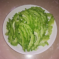 独特鸡蛋炒苦瓜(无需盐抓)的做法图解1