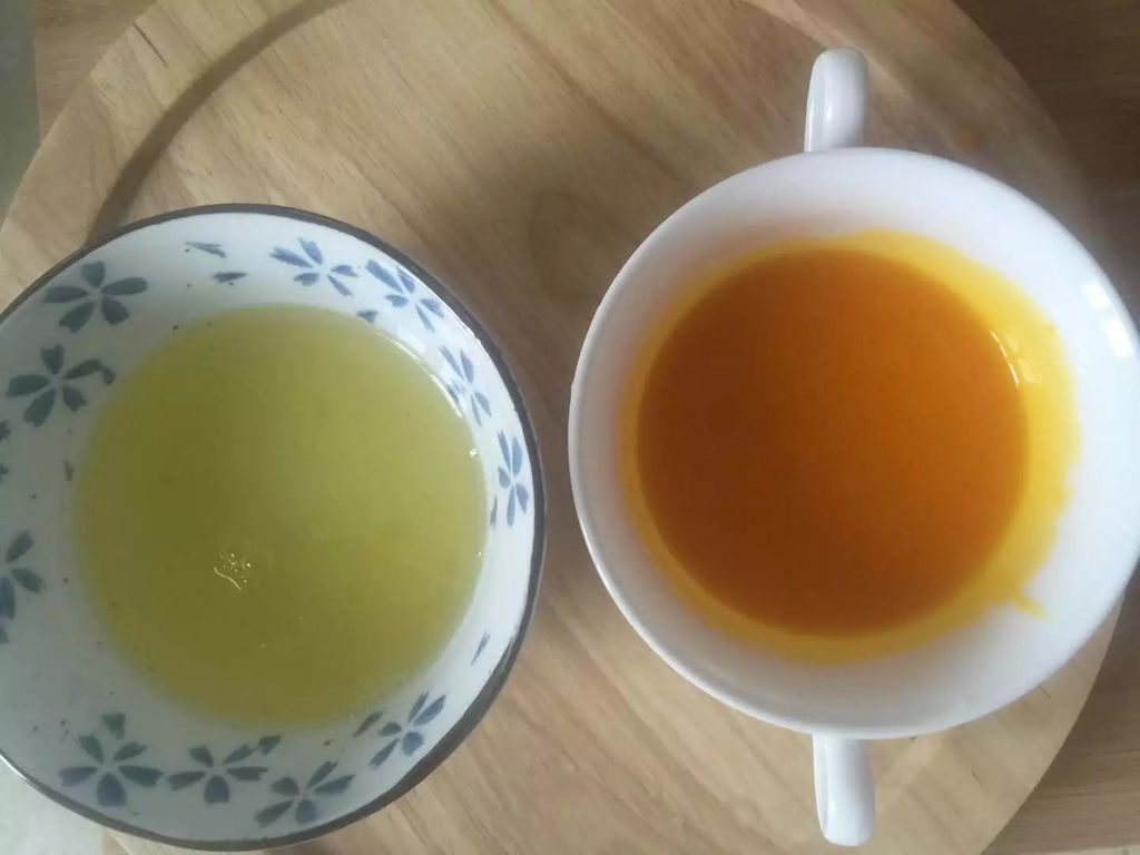 取3只基地,用蛋黄分离器分离出蛋清和蛋清.小榄镇食品鸡蛋生产加工图片