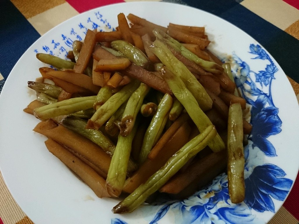 炒刀豆的家常做法（炒扁豆角，只要大蒜和生抽就对了，又香又嫩，好吃又下饭） | 说明书网