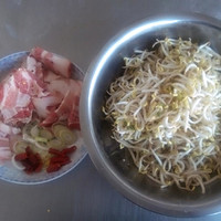 绿豆芽炒肉的做法图解1