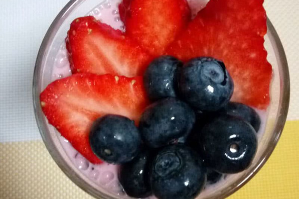 草莓蓝莓酸奶的做法_【图解】草莓蓝莓酸奶怎