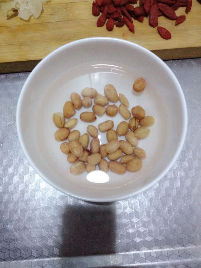 桂圆花生红枣粥